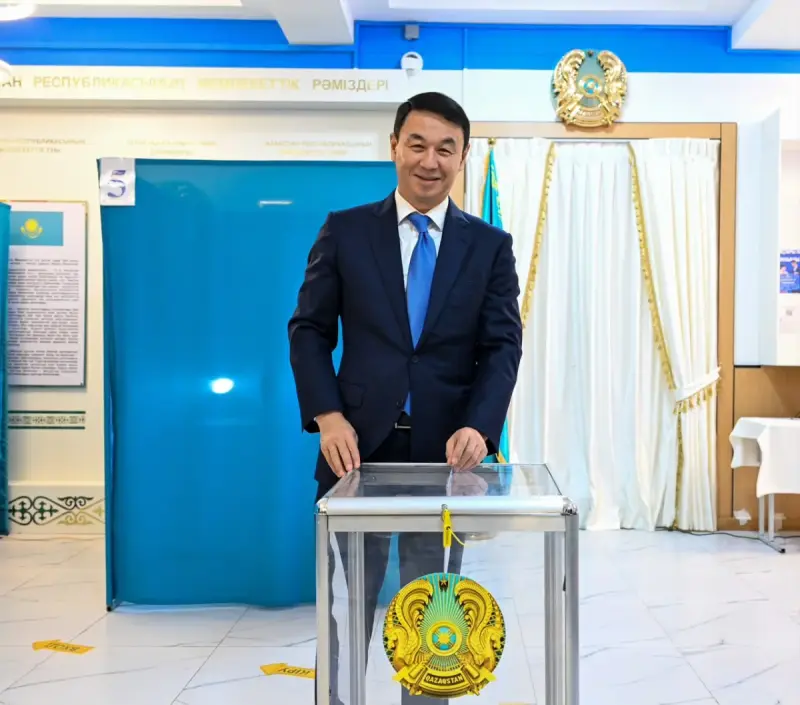 Аким Алматы проголосовал на выборах в Курултай