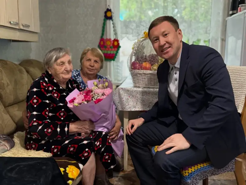 Аким района "Байконыр" поздравил 104-летнюю жительницу Астаны с участием в выборах