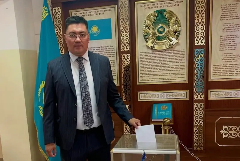 Аким Жаркента проголосовал на выборах депутатов Курултая