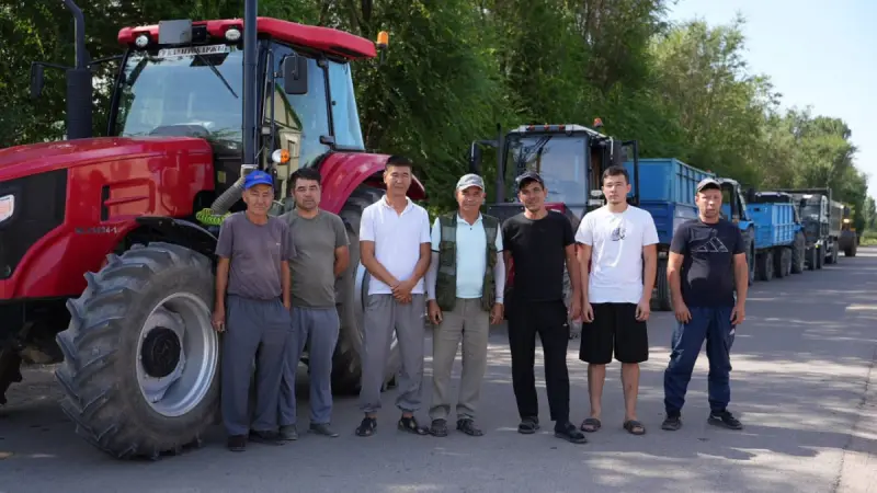 Егістіктен – сайлау учаскесіне: Қонаевта шаруалар Құрылтай сайлауына техникамен келді