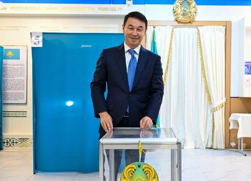 Аким Алматы проголосовал на выборах депутатов Курултая