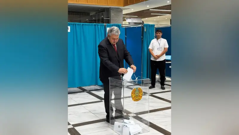 Глава МИД Казахстана проголосовал на выборах депутатов Курултая