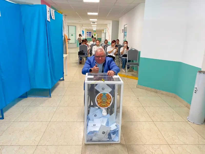 Нурлан Оразалин проголосовал на выборах в Курултай