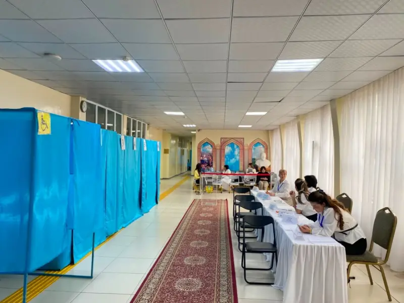 Почти 14 тысяч впервые голосующих: как начался избирательный день в Алматы