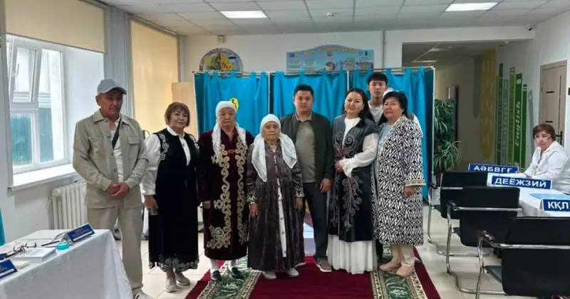   Бүгін бірнеше буын болып бірге келдік: Ілиясовтар отбасының сайлаудағы ерекше сәті   