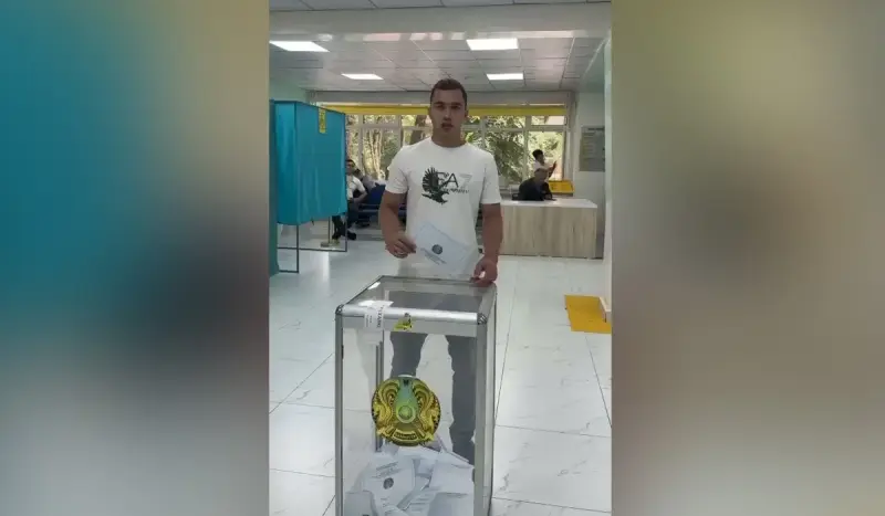 Гимнаст Милад Карими проголосовал на выборах депутатов Курултая в Алматы
