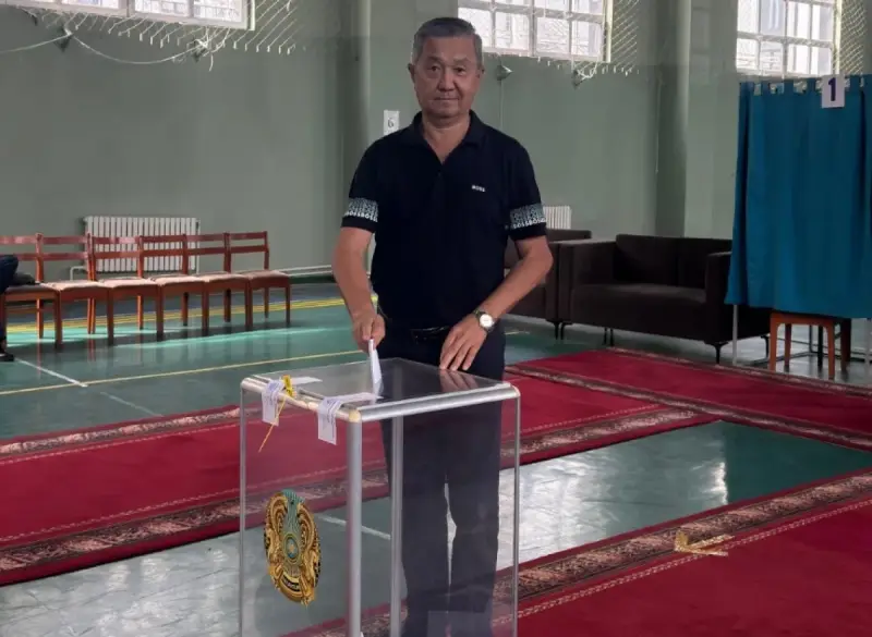 Руководитель фольклорно-этнографического ансамбля «Сазген сазы» Багдат Тлегенов проголосовал на выборах