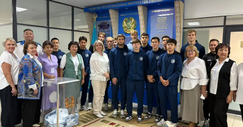   «Оқжетпес» футболшылары сайлау учаскесіне команда болып келді   