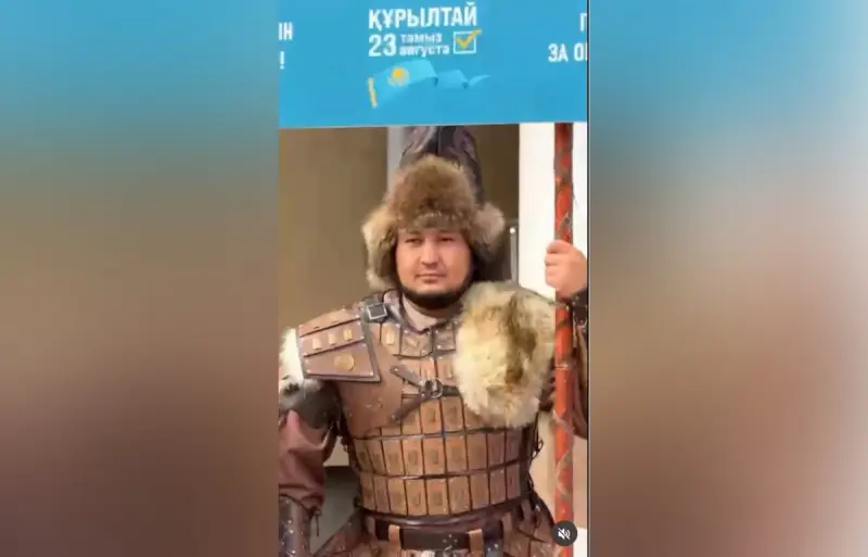 Казахский батыр пришел на избирательный участок в Алматы (ВИДЕО)