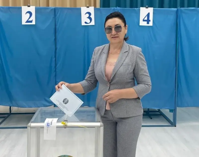 В Алматы исполнительница традиционных песен Сандугаш Стамгазиева проголосовала на выборах в Құрылтай