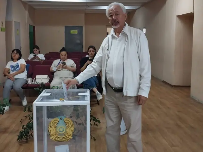 Поэт, ученый, кавалер ордена «Құрмет» Адильгазы Кайырбеков сделал свой выбор на выборах Құрылтай