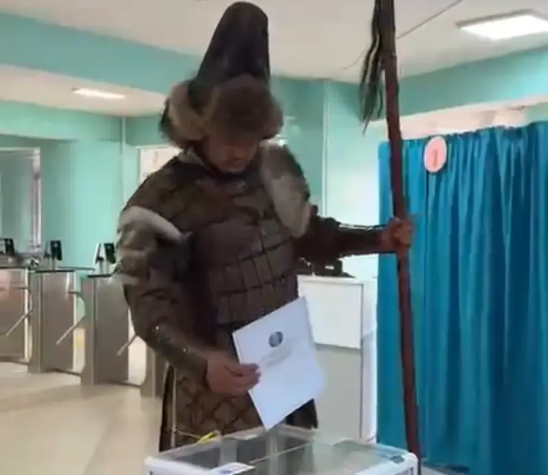 Казахский батыр сделал свой выбор на избирательном участке