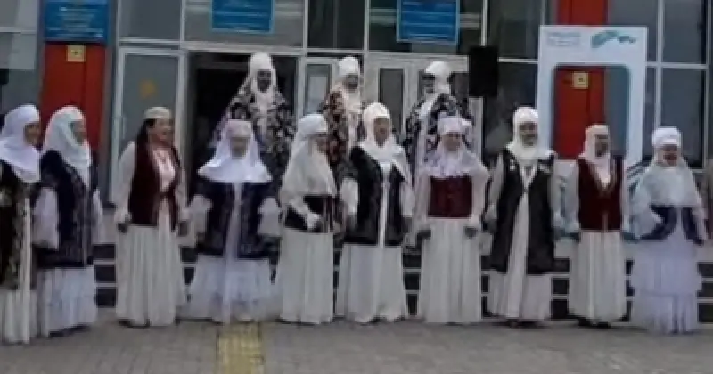  Алматыда әжелер ансамблі сайлау учаскесінің алдында ән шырқады 