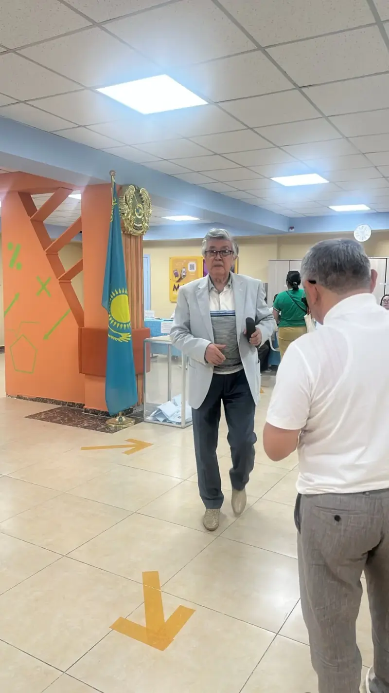Член Общественного совета Алматы до участка голосования добрался на инватакси