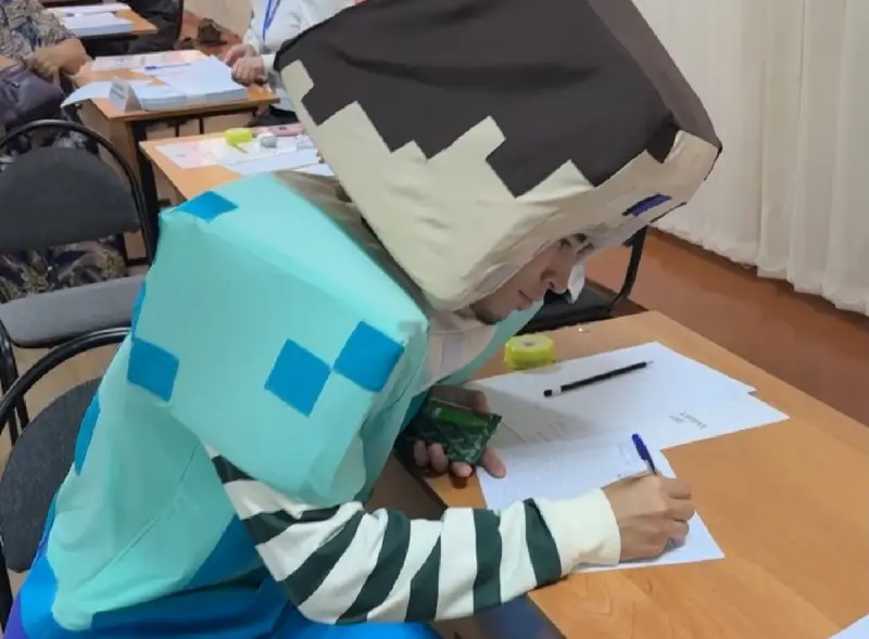 Герой Minecraft появился на избирательном участке в Уральске