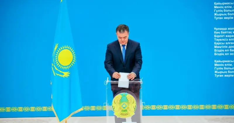   Астана қаласының әкімі Жеңіс Қасымбек Құрылтай сайлауында дауыс берді   