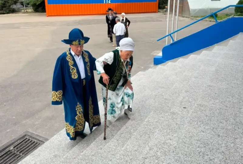 69-летний сын привёл 90-летнюю маму на выборы в Алматы