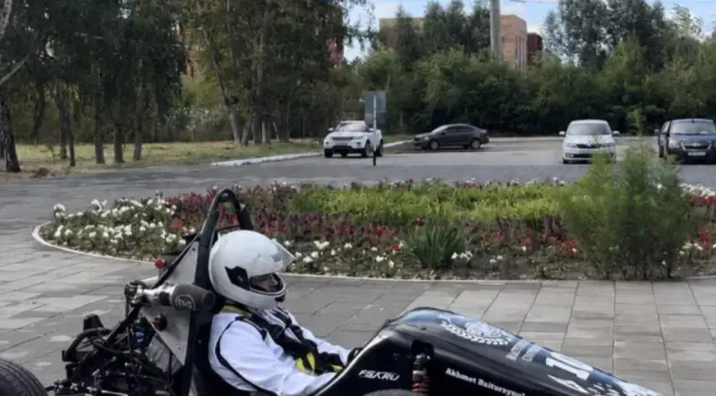 Студент приехал на избирательный участок на необычном транспорте в Костанае