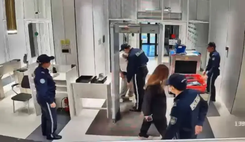 Астанада әкімшілік ғимаратқа кірген зейнеткер шалбарын шешіп, жұртты шошытты (ВИДЕО)
