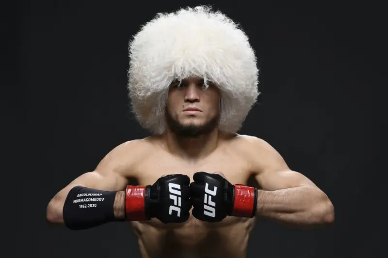 «Ақша бермесе де шығамын»: Нурмагомедов UFC белбеуі үшін тегін төбелесуге дайын