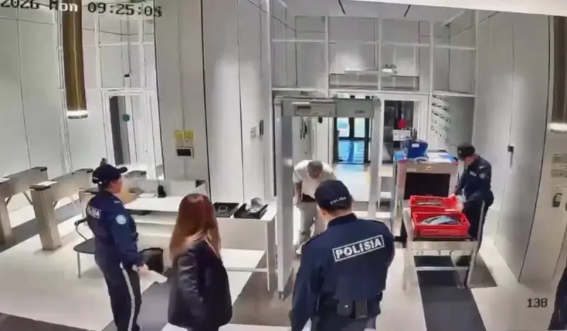 Астанада әкімшілік ғимаратқа кіреберісте шалбарын шешкен: зейнеткерге қатысты сот шешімі шықты (ВИДЕО)