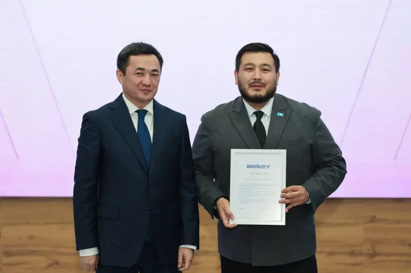 Партия "Әділет" вручила благодарственные письма команде предвыборного штаба в Астане