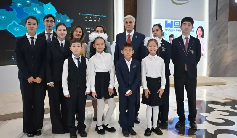 Тоқаев Астанадағы көрме кезінде оқушылармен суретке түсті