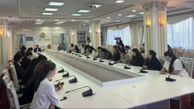 Құрылтай сайлауы: Жастардың саяси белсенділігі сарапшылар талқысына түсті