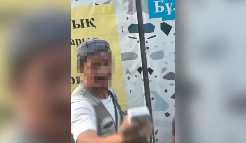 Душил пассажирку за просьбу подвинуться: мужчину арестовали в Алматы (ВИДЕО)
