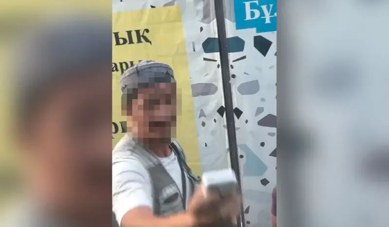 Орын сұраған қыз баланы қылқындырған: Алматыда орта жастан асқан ер адам 10 күнге қамалды (ВИДЕО)