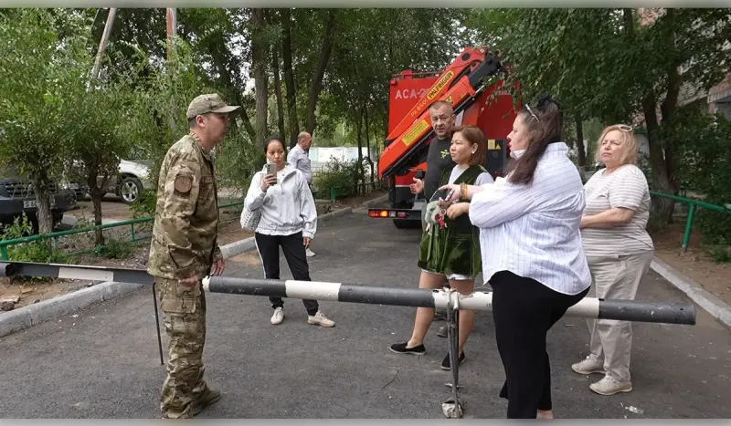 Шлагбаум во дворе многоэтажки помешал пожарным: в Павлодаре разгорелся конфликт с жильцами
