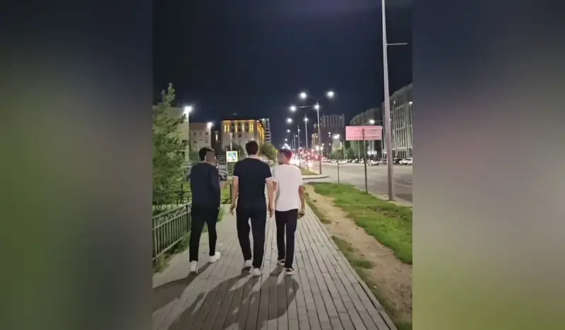 Стеклянную бутылку с водой сбросили на прохожих в Астане (ВИДЕО)