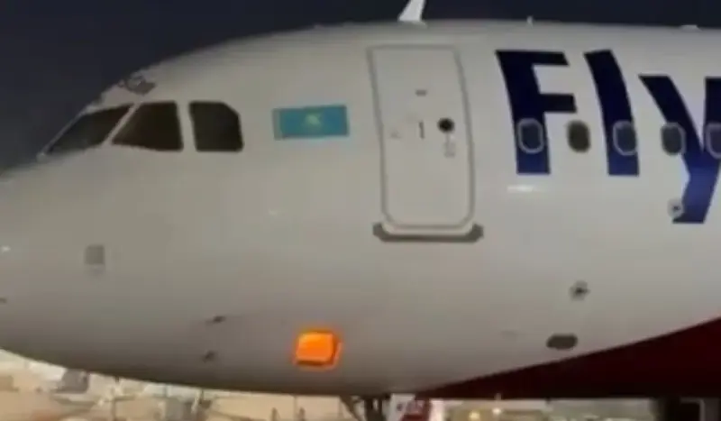 В аэропорту Алматы загорелся самолет FlyArystan: пострадал сотрудник