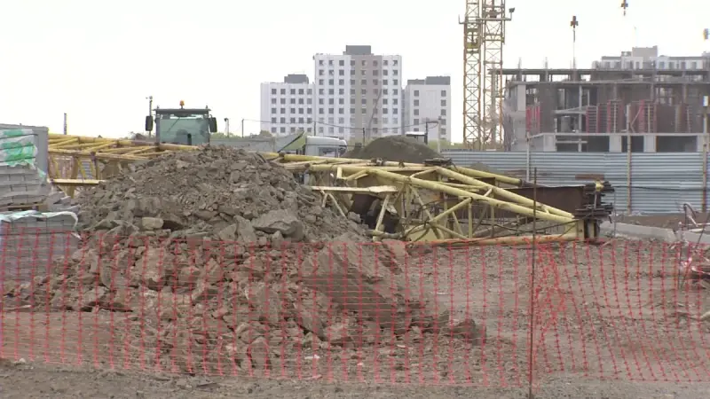 Астанада құрылыс алаңында кран құлап, бір адам қаза тапты