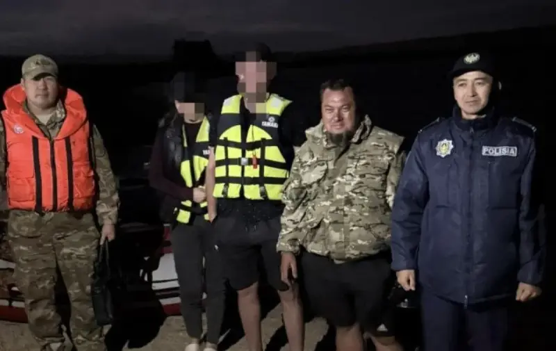 ШҚО-да су қоймасында қайығын жел айдап кеткен екі адам құтқарылды