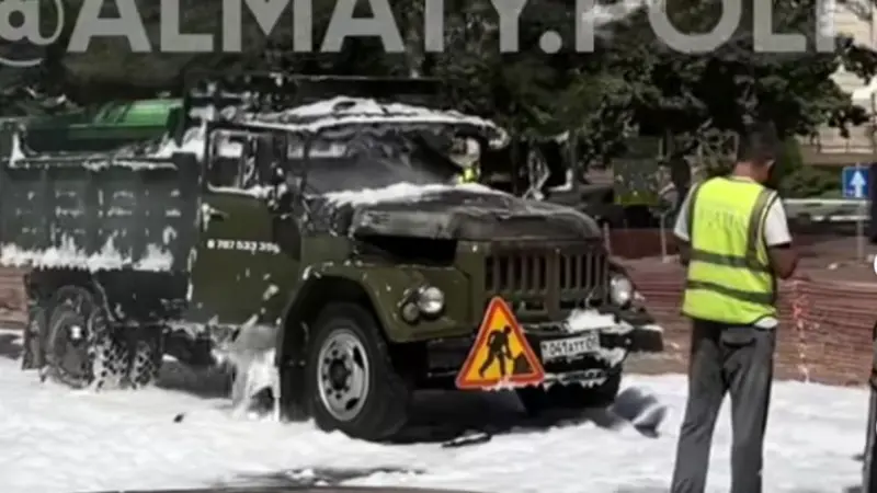 Алматыда жол ортасында жүк көлігі өртке оранды