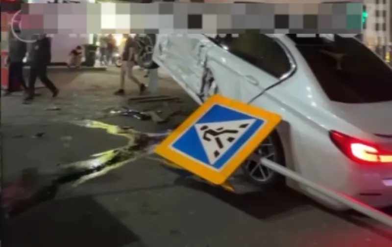 BMW протаранила такси на перекрестке Алматы (ВИДЕО)