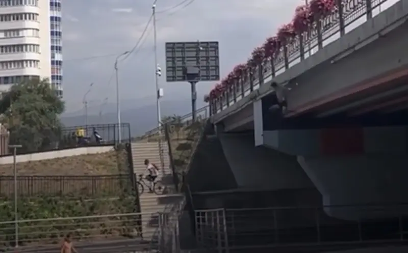 Прыжки детей с моста заинтересовали полицию Алматы
