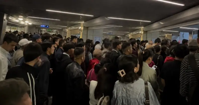 Алматинское метро переполнилось из-за наплыва пассажиров 1 сентября