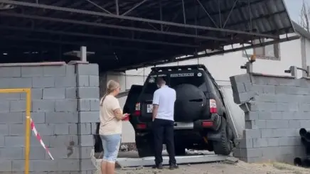 Алматыда көлік жүргізген оқушы жеке тұрғын үйдің қақпасына соғылды