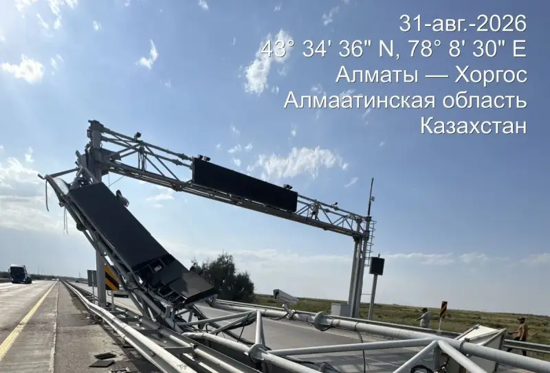 На трассе Алматы – Хоргос грузовик повредил контрольную арку