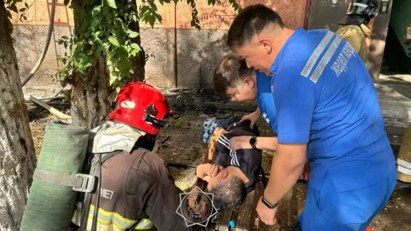 Мужчину спасли из горящей квартиры в Таразе, из дома вывели 23 человека
