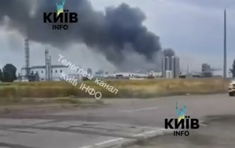 Крупный завод под Киевом подвергся атаке, вспыхнул пожар