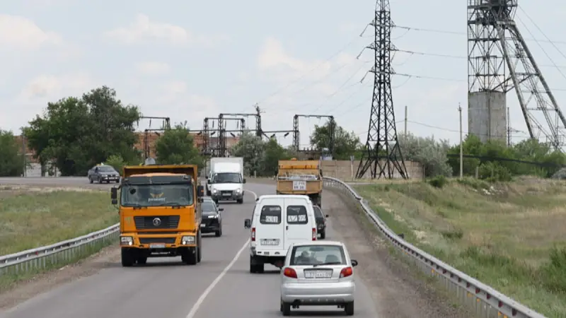Движение грузовиков ограничили в Алматинской области