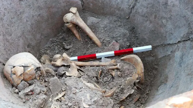 Скелет 1600-летней давности нашли внутри гигантского кувшина в Болгарии