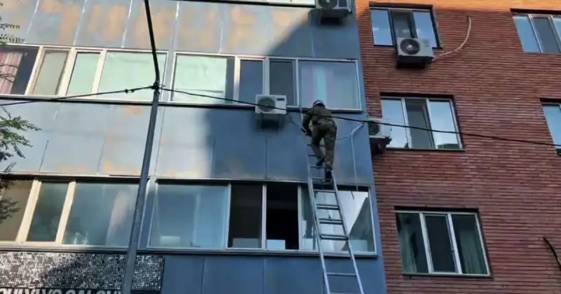  Қонаевта 6 жастағы бала пәтерде қамалып қалған 
