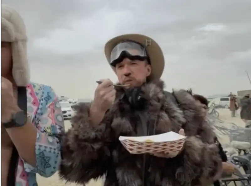 Казахстанцы угощают бешбармаком участников фестиваля Burning Man в США (ВИДЕО)
