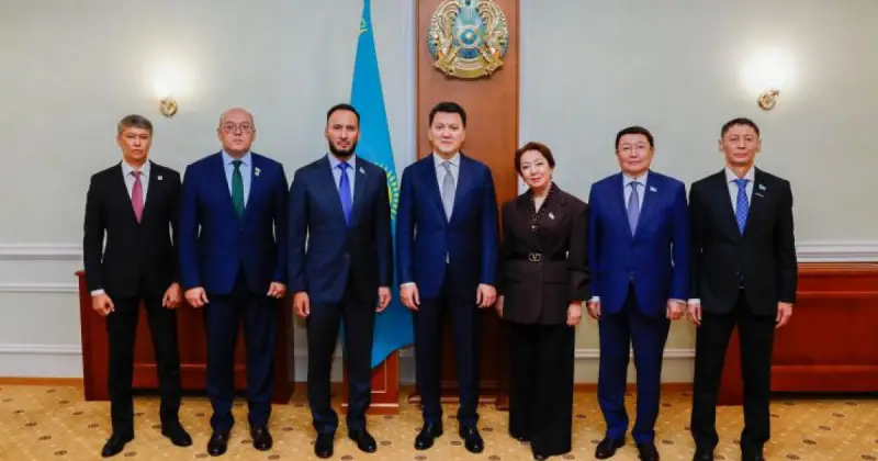   Ерлан Қарин фракция жетекшілерімен кездесті   
