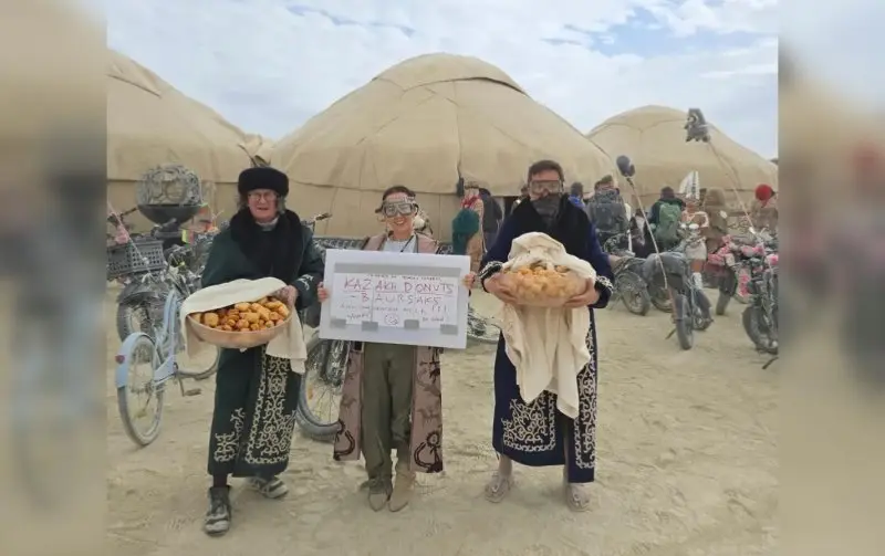 Не только бешбармак: Арсен Томский раздал баурсаки гостям Burning Man