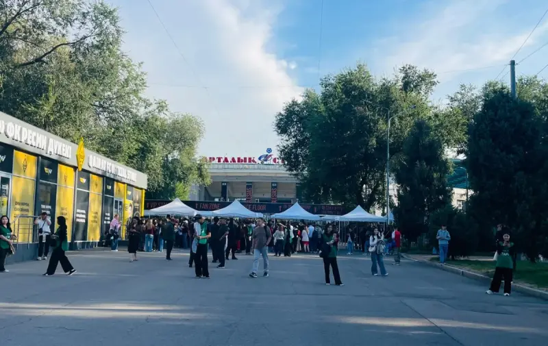 Энрике Иглесиас концерті: Алматының Орталық стадионы көрермендерге есігін ашты